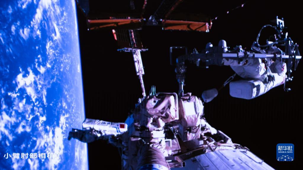 21日に北京宇宙飛行制御センターで撮影された神舟17號(hào)の湯洪波飛行士（右）と唐勝傑飛行士が船外操作を?qū)g施する様子。撮影?韓啓揚(yáng)
