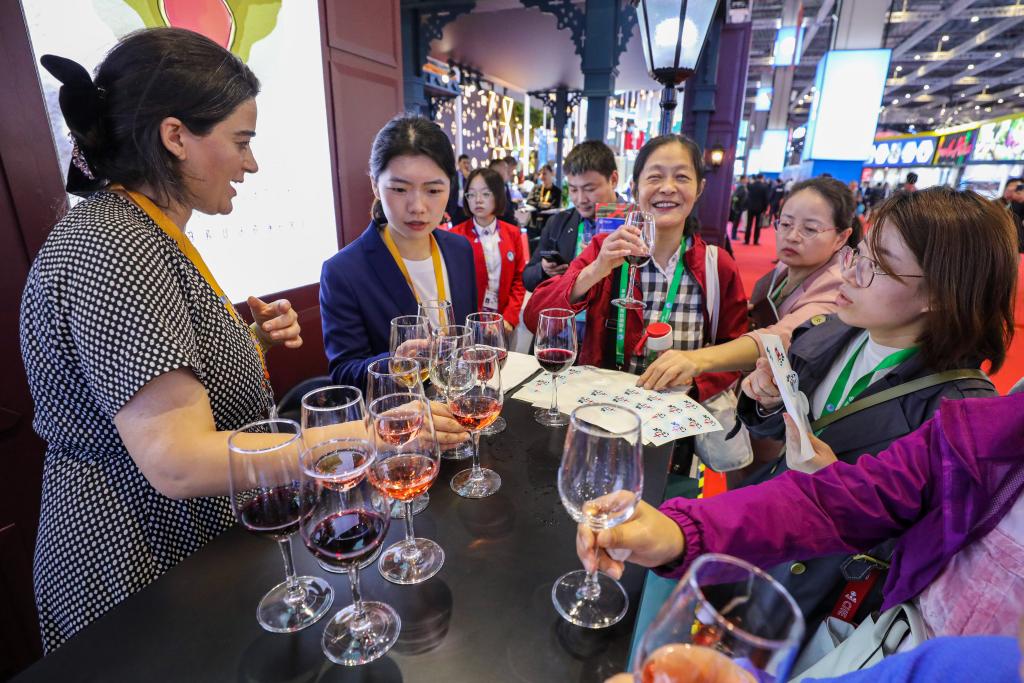 第6回中國國際輸入博覧會(huì)におけるグルジアの展示ブース（撮影?辛夢晨）