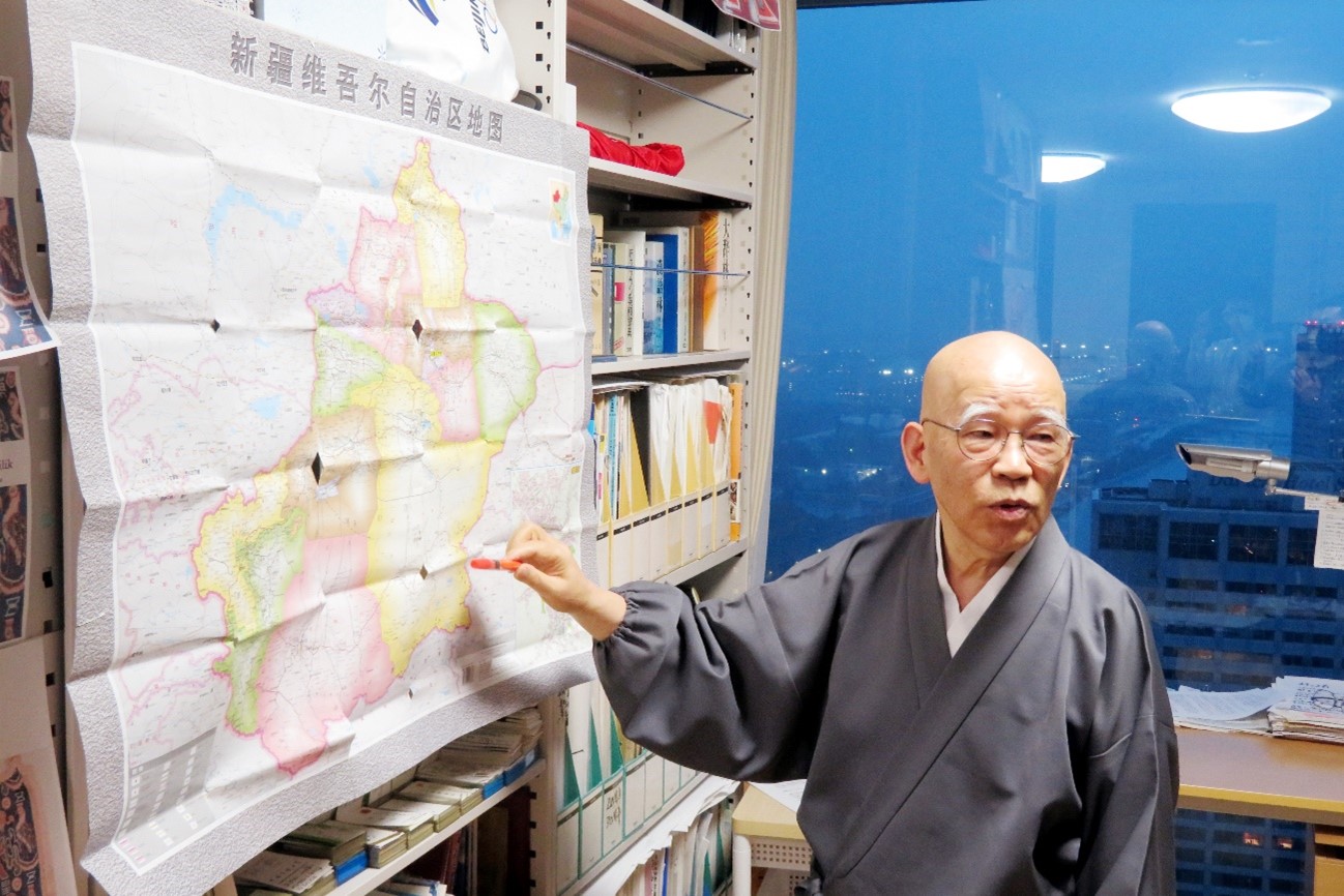 新疆で見(jiàn)聞したことを紹介する小島康譽(yù)氏（畫像は動(dòng)畫のスクリーンショット）。