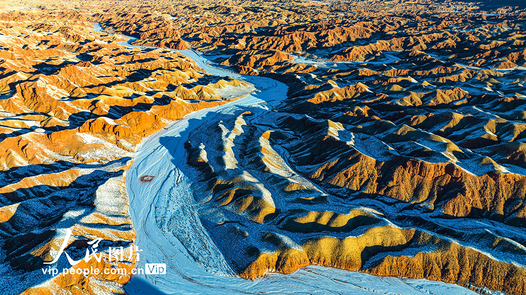 うっすらと雪化粧した赤い大地「丹霞」　甘粛省張掖