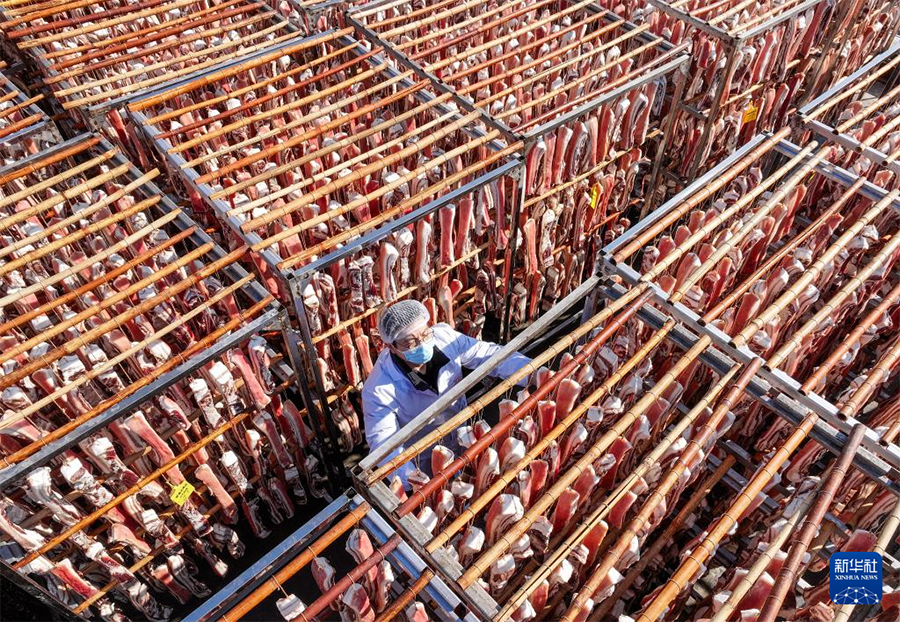 冬の風(fēng)物詩「燻製食品の天日干し」