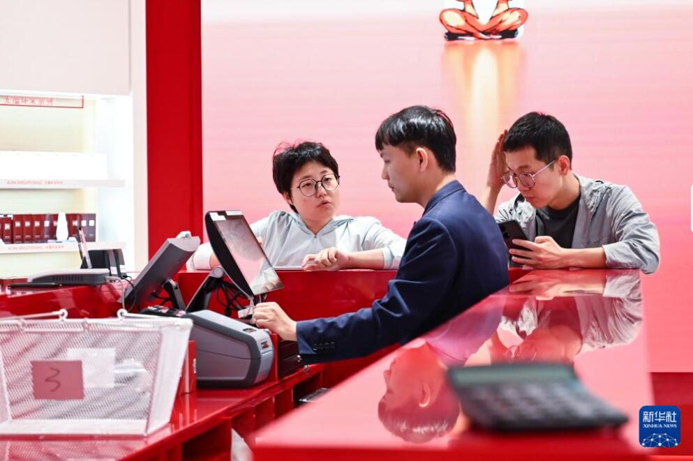 海南省三亜市、冬の観光市場が活況