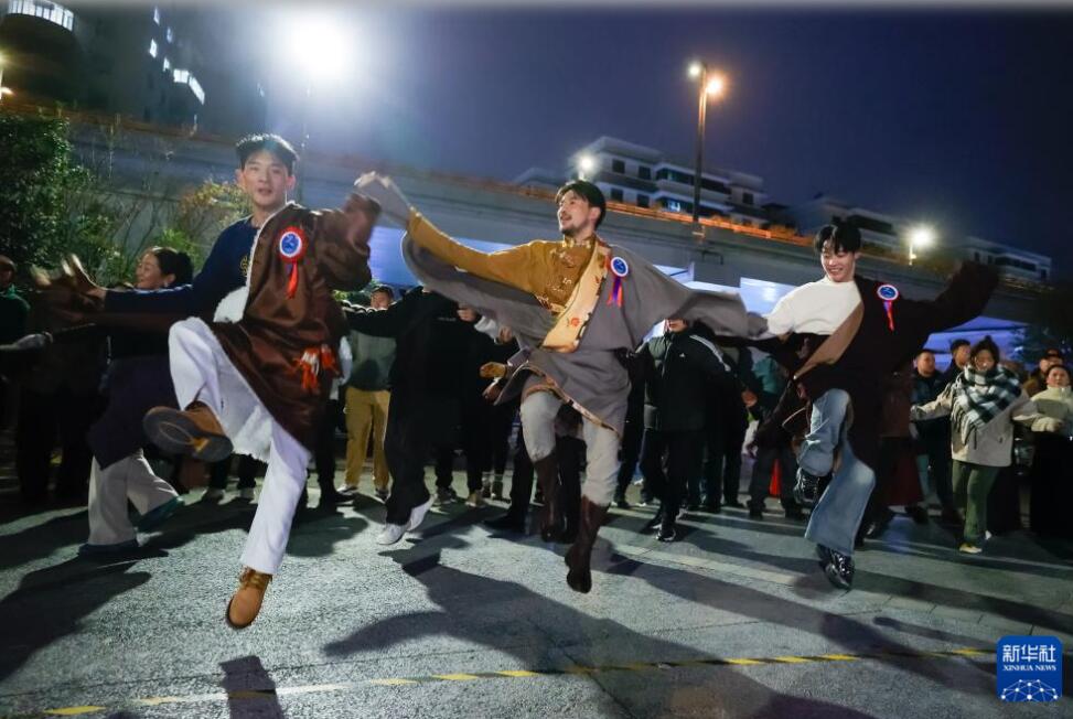 成都の広場で盛り上がり見せるチベット舞踴の「鍋荘」踴り　四川省