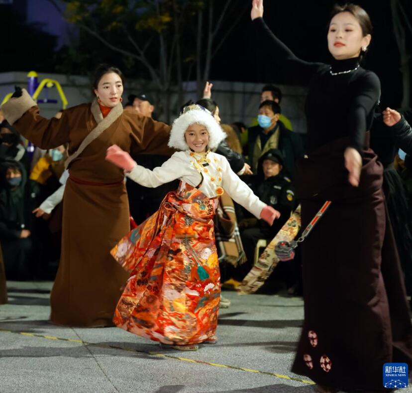 成都の広場(chǎng)で盛り上がり見せるチベット舞踴の「鍋荘」踴り　四川省