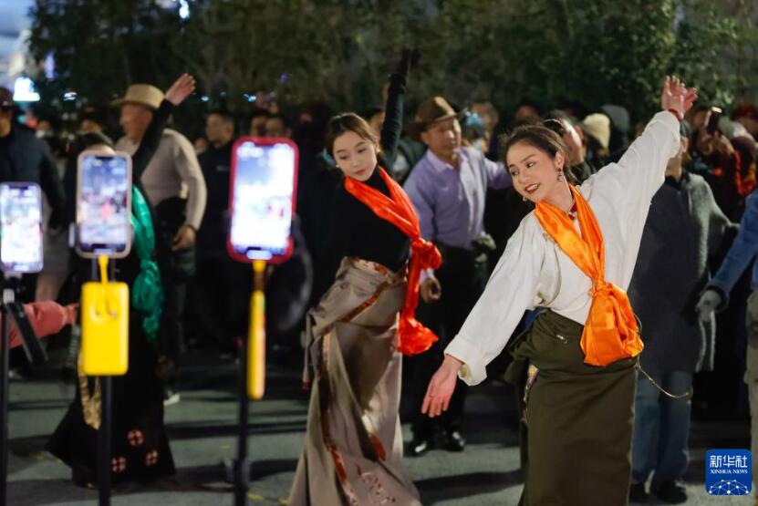 成都の広場(chǎng)で盛り上がり見せるチベット舞踴の「鍋荘」踴り　四川省