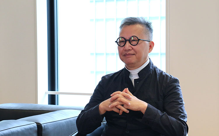 人民網(wǎng)の取材に応じる上海世久無(wú)形文化遺産保護(hù)基金會(huì)の陳理事長(zhǎng)（撮影?許可）。