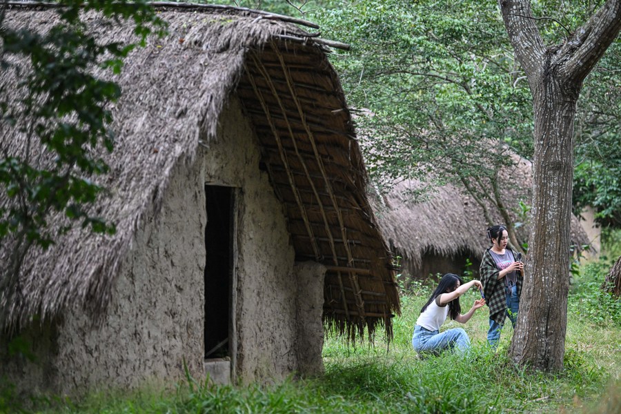 海南省東方市江辺郷白査村で「船型屋」を見學する観光客（12月6日、撮影?蒲暁旭）。