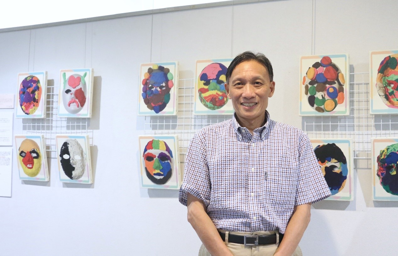 人民網(wǎng)の取材に応じる日本在住華人篆刻家の沈強(qiáng)氏。（撮影?許可）