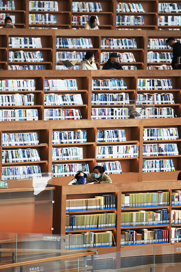 中國各地で賑やかに新年を祝う人々