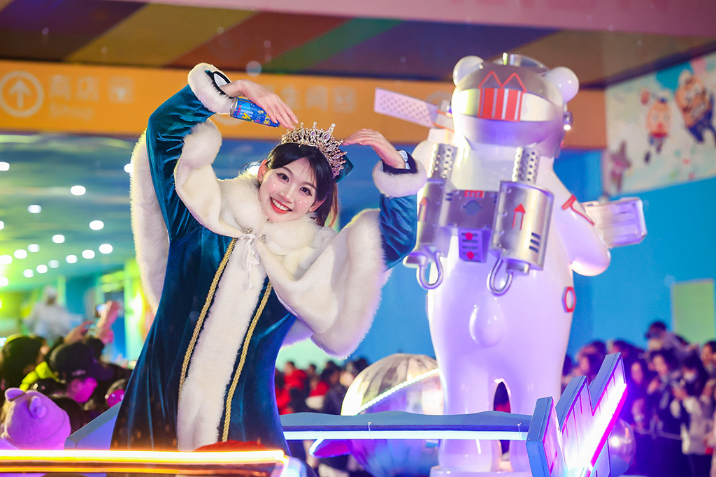 中國(guó)各地で賑やかに新年を祝う人々