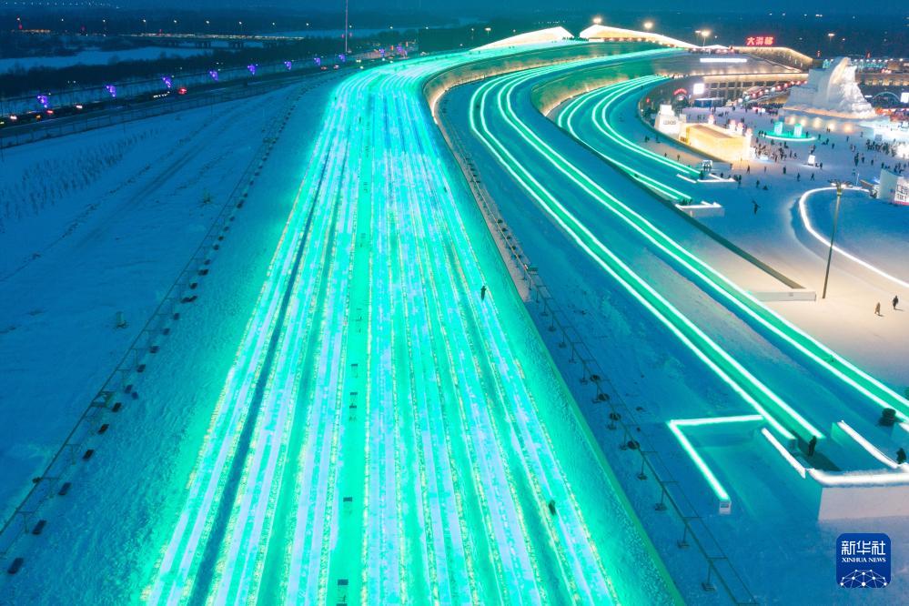 長(zhǎng)さ521メートル！スーパーアイススライダーが観光客に大人気　黒竜江省哈爾浜