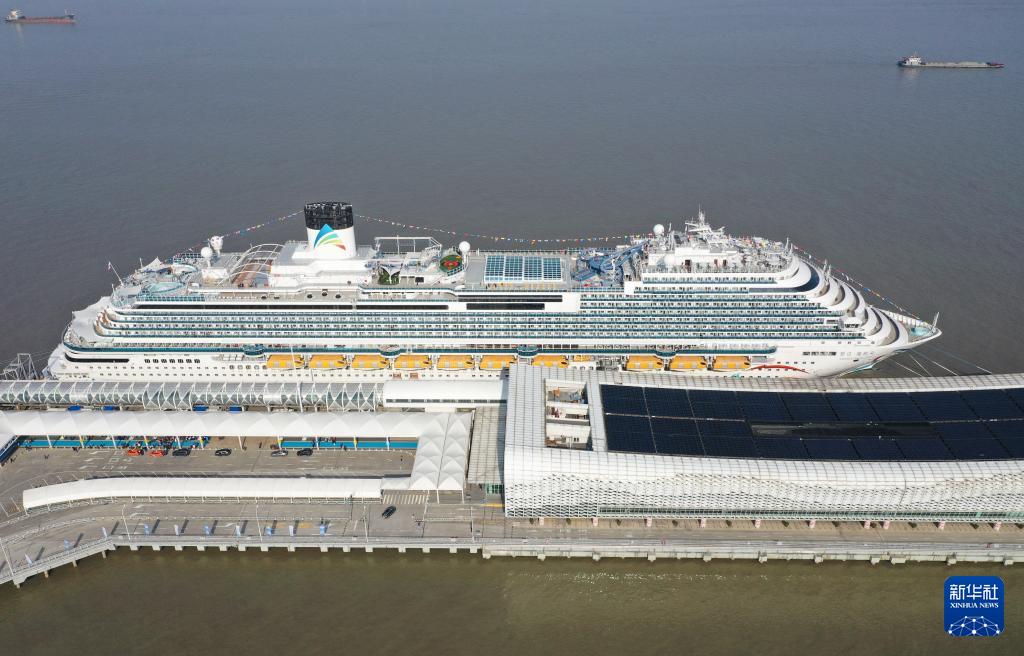 中國(guó)初の國(guó)産大型クルーズ船「愛(ài)達(dá)?魔都」が商用運(yùn)航を開(kāi)始　上海