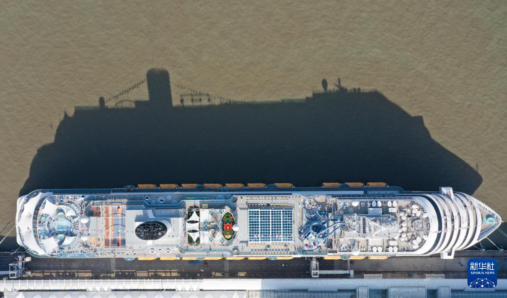 中國初の國産大型クルーズ船「愛達?魔都」が商用運航を開始　上海