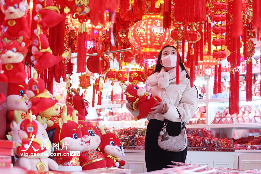 辰年の干支飾りが大人気　四川省綿陽