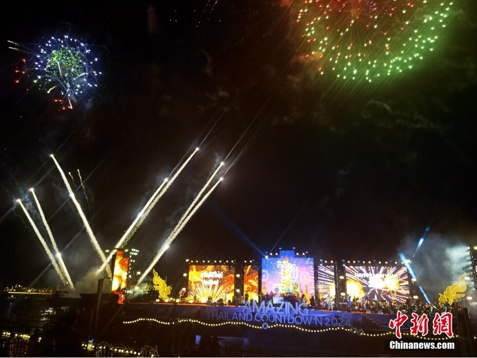 1月1日、タイのバンコクで打ち上げられた「年越し花火」。