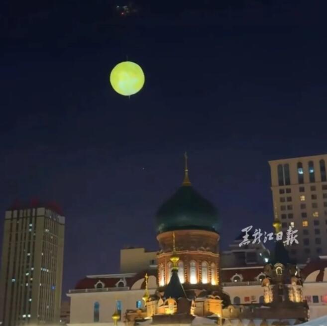 聖ソフィア大聖堂の上空にドローンを使って浮かべられた「人工満月」