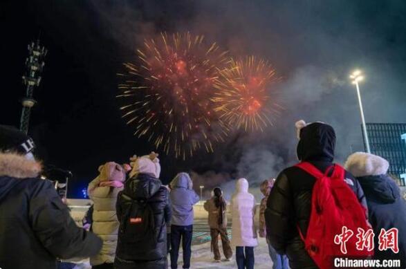  12月31日夜、哈爾浜氷雪大世界で開(kāi)催された年越し花火大會(huì)（撮影·彭麒瑋）