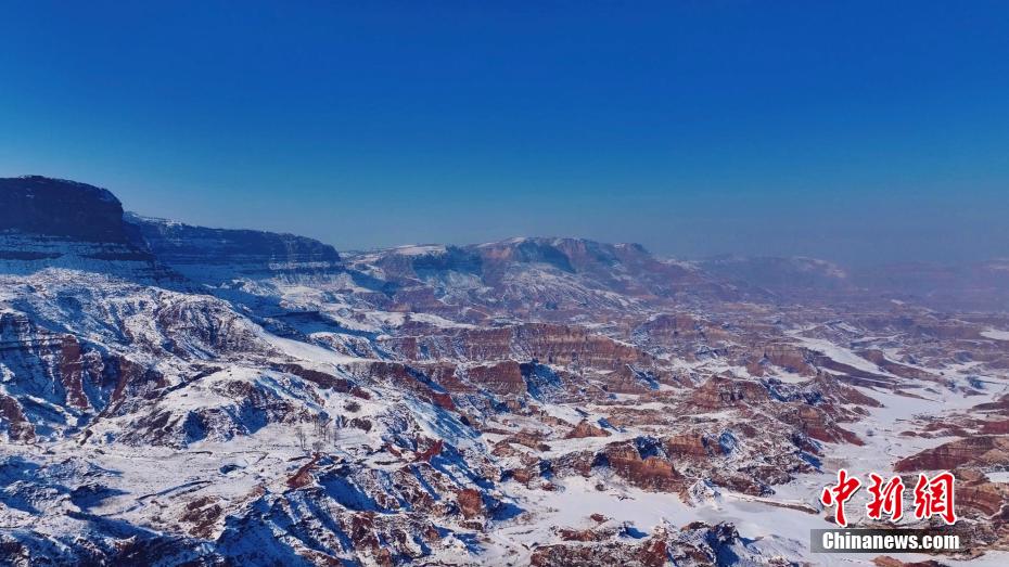 まるで油絵！降雪後の黃土高原の丹霞　陝西省