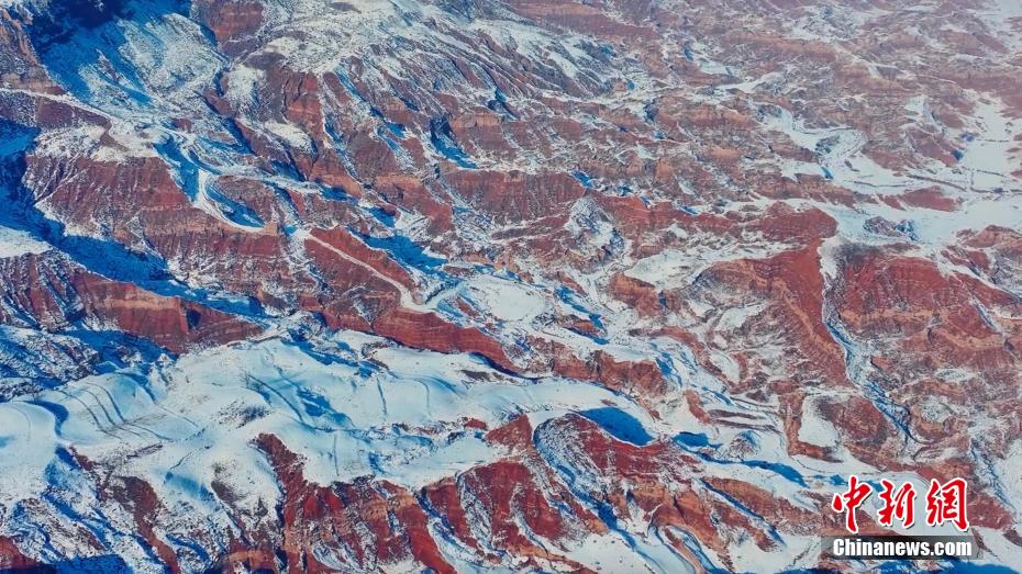 まるで油絵！降雪後の黃土高原の丹霞　陝西省