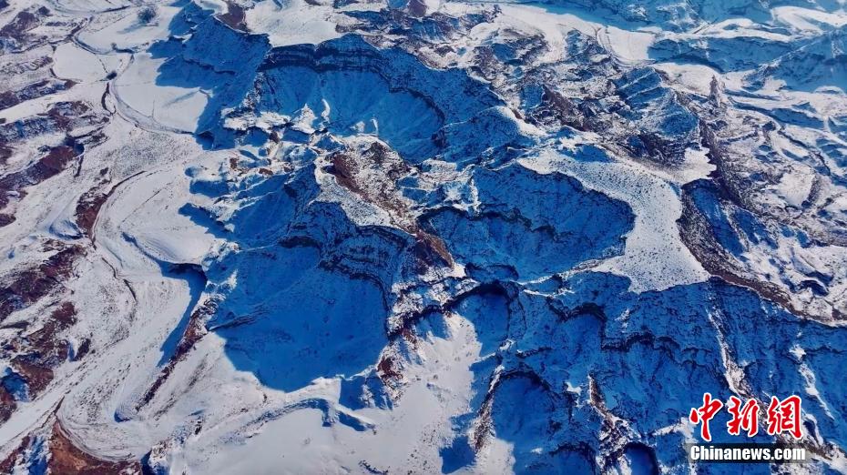 まるで油絵！降雪後の黃土高原の丹霞　陝西省