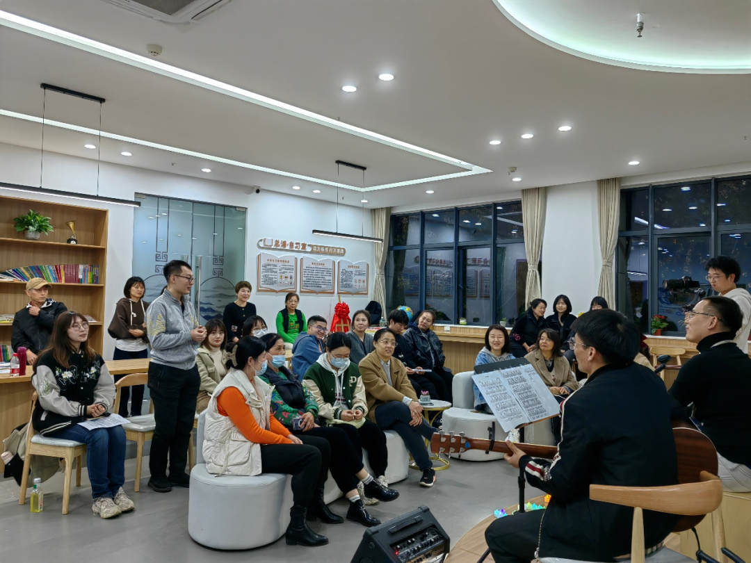 受講者にジャンベやギターについて説明する武漢市「青年夜間スクール」の講師。（畫(huà)像は中國(guó)共産主義青年団武漢市委員會(huì)が提供）