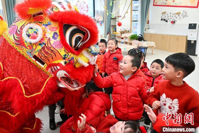 獅子舞に切り絵、子供たちが伝統(tǒng)文化を?qū)g體験　重慶