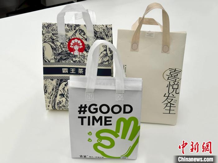 各種ドリンクブランドのデリバリー用保溫バッグ（撮影?張斌）。