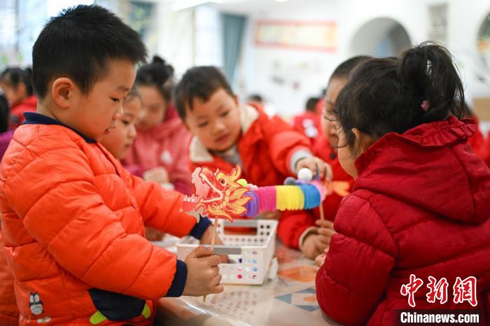 獅子舞に切り絵、子供たちが伝統(tǒng)文化を?qū)g體験　重慶