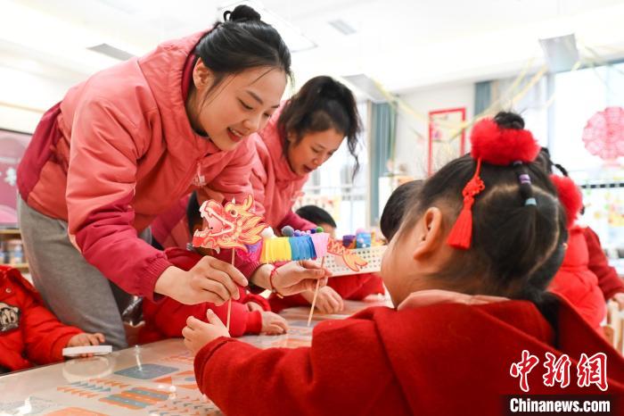 獅子舞に切り絵、子供たちが伝統(tǒng)文化を?qū)g體験　重慶