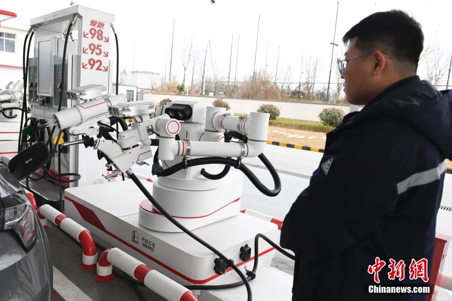 「給油ロボット」により24時間無人自動給油を?qū)g現(xiàn)　湖南省長沙