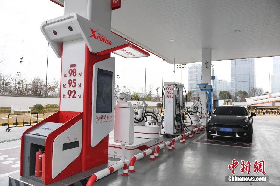 「給油ロボット」により24時(shí)間無(wú)人自動(dòng)給油を?qū)g現(xiàn)　湖南省長(zhǎng)沙