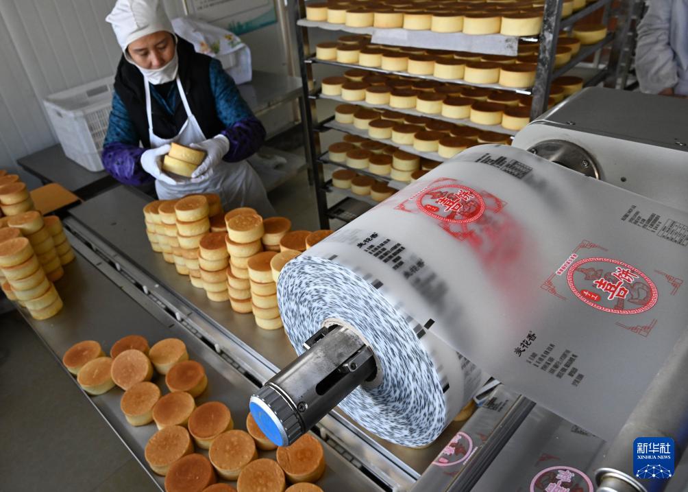 春節(jié)用の小麥粉食品生産に追われるメーカー　山東省威海