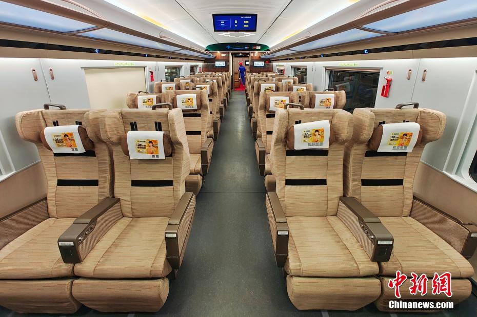 CR400BF-Z型スマート復(fù)興號(hào)が中國(guó)西北地區(qū)でデビュー