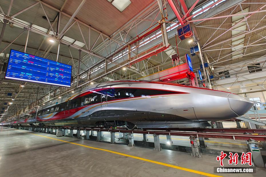 CR400BF-Z型スマート復(fù)興號(hào)が中國(guó)西北地區(qū)でデビュー