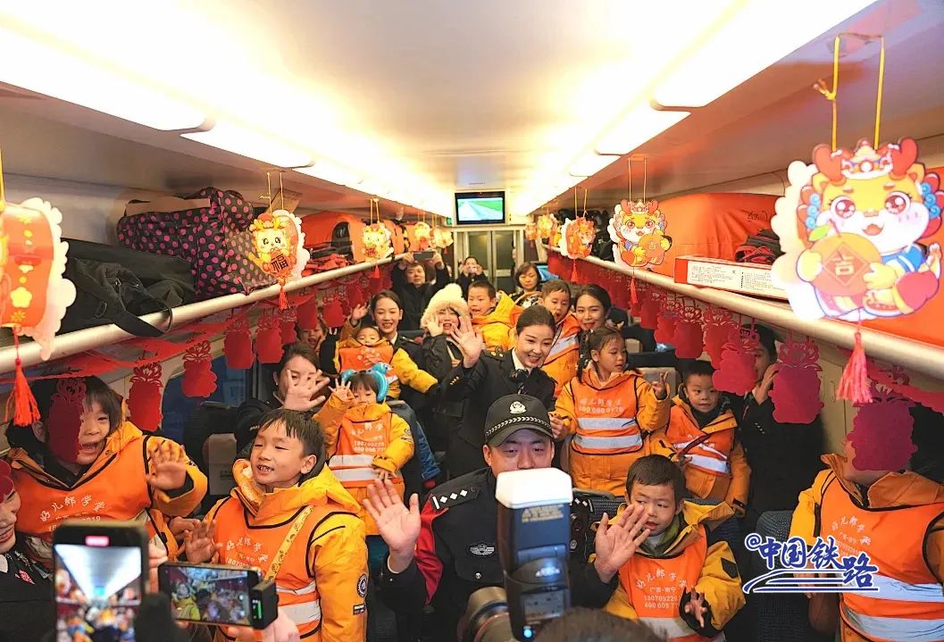 黒竜江省哈爾浜発吉林省吉林市行の列車內(nèi)の園児たち。