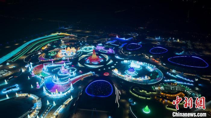 上空から見た哈爾浜氷雪大世界（撮影?彭麒瑋）。