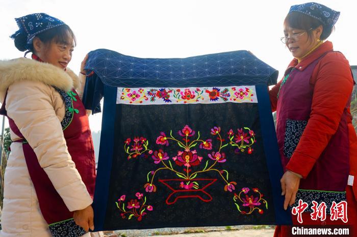 移住した女性たちの就職と増収をけん引する「指先の技術(shù)」　湖北省秭帰