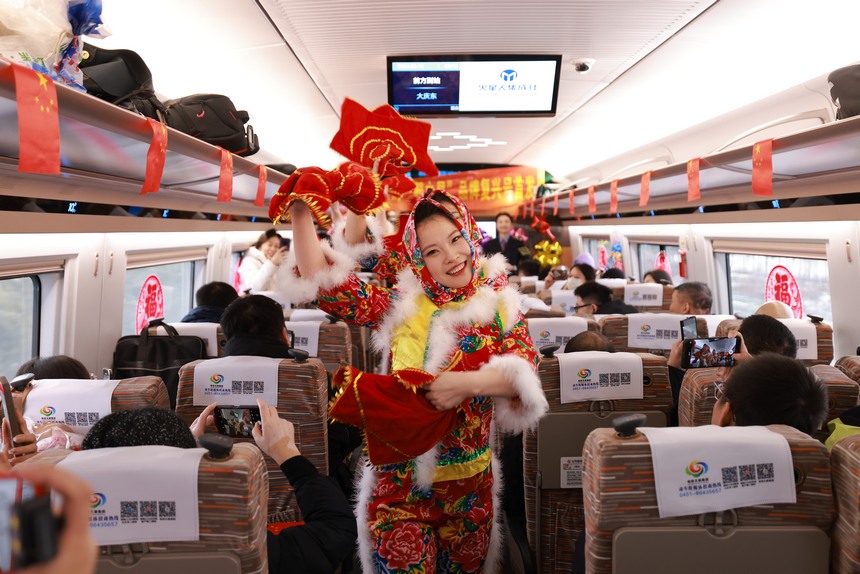 高寒冷地仕様スマート高速列車「復(fù)興號(hào)」が斉斉哈爾南駅を発車！　黒竜江省