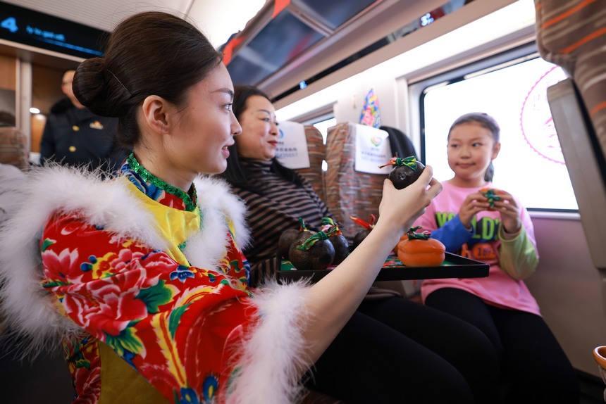 高寒冷地仕様スマート高速列車「復興號」が斉斉哈爾南駅を発車！　黒竜江省