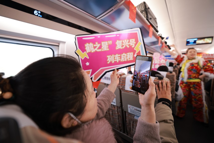 高寒冷地仕様スマート高速列車「復興號」が斉斉哈爾南駅を発車！　黒竜江省