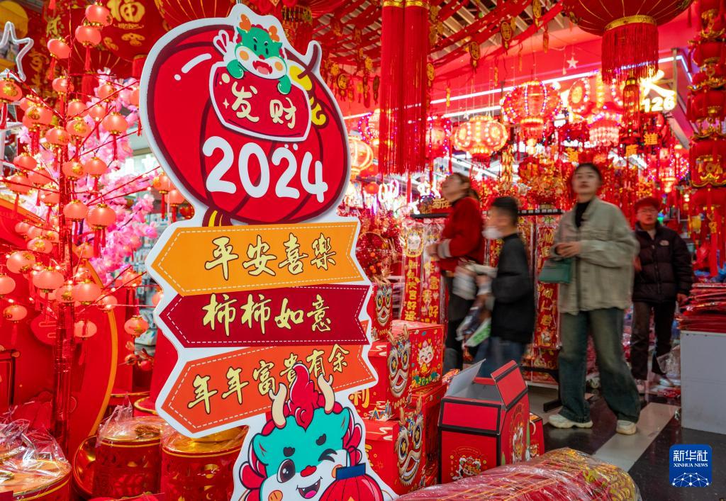 春節(jié)用の飾りの売れ行き好調(diào)　雲(yún)南省昆明