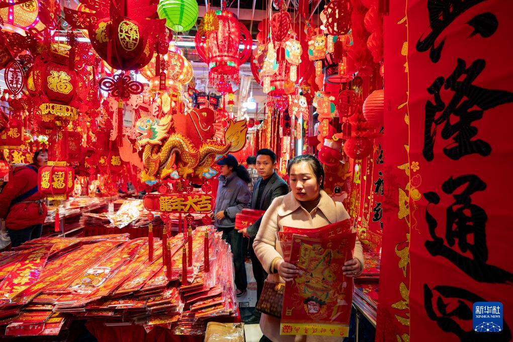 春節(jié)用の飾りの売れ行き好調　雲南省昆明