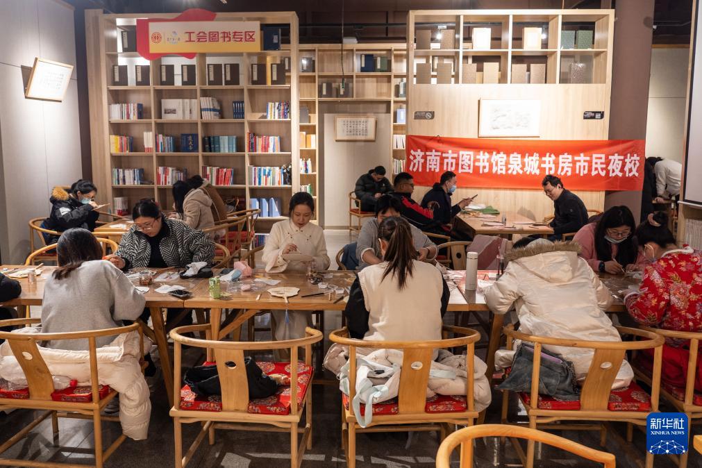 人気を集める「市民夜間學(xué)?！埂∩綎|省済南