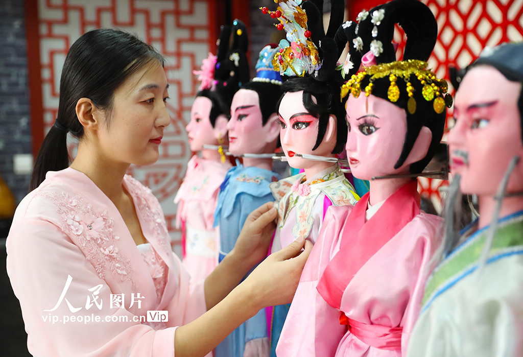 2千年の歴史を誇る伝統(tǒng)人形劇「萊西木偶」で迎える春節(jié)　山東省萊西