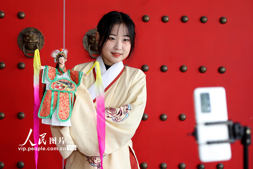 2千年の歴史を誇る伝統(tǒng)人形劇「萊西木偶」で迎える春節(jié)　山東省萊西