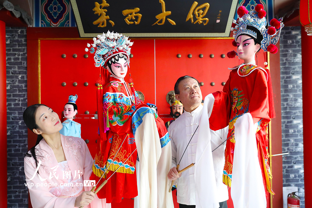 2千年の歴史を誇る伝統(tǒng)人形劇「萊西木偶」で迎える春節(jié)　山東省萊西