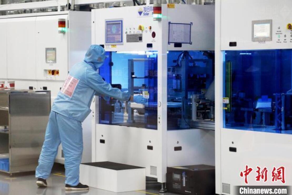 8日、機(jī)械を操作する安徽省滁州市のある太陽光発電企業(yè)の技術(shù)者。撮影?張強(qiáng)