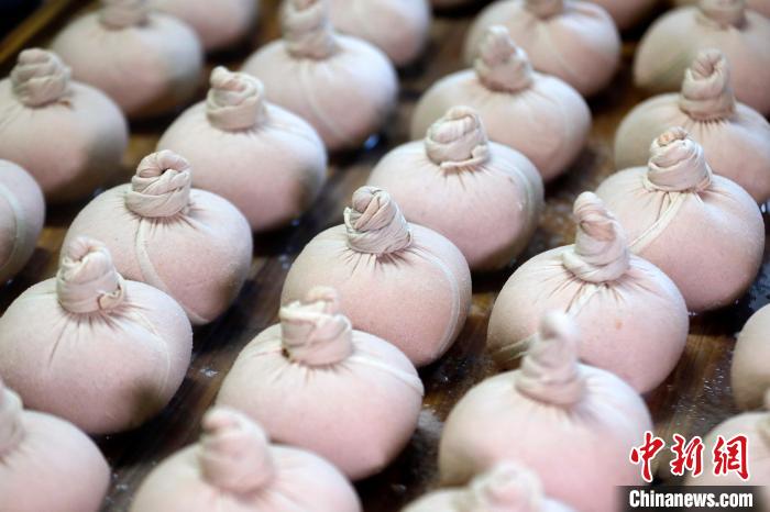 「臘八節(jié)」を控え特産品「臘八豆腐」の香り漂う安徽省黟県