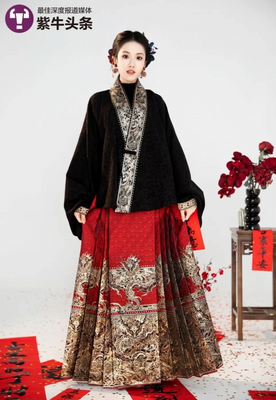 劉雯悅がデザインした辰年をテーマにした「馬面裙」。