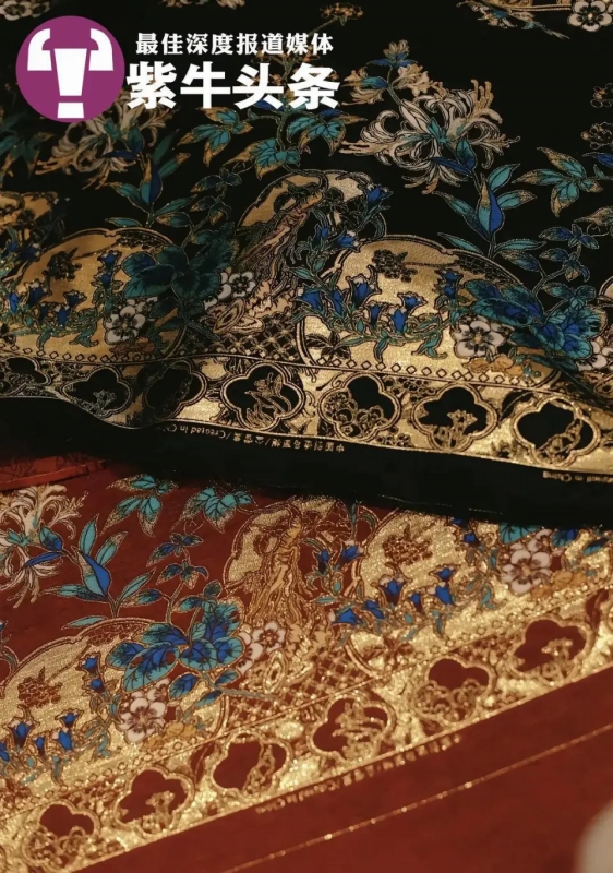 漢服にデザインされた薬用植物の模様。